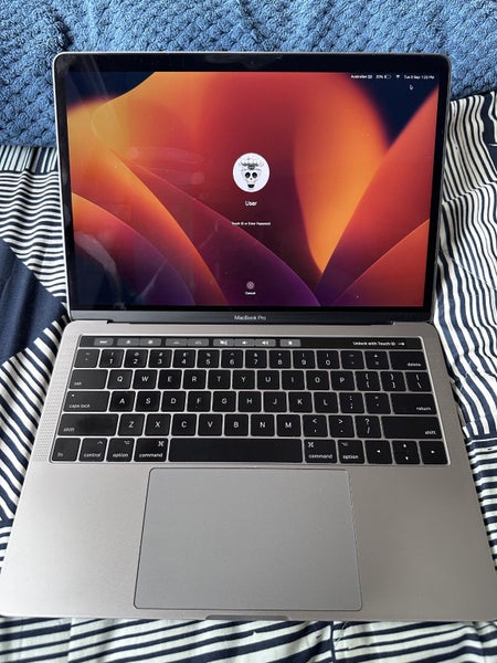 MacBook Pro 201963667594874498111