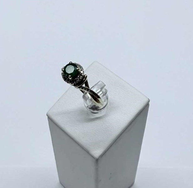 EMERALD & DIAMOND CLUSTER RING Carousel 2