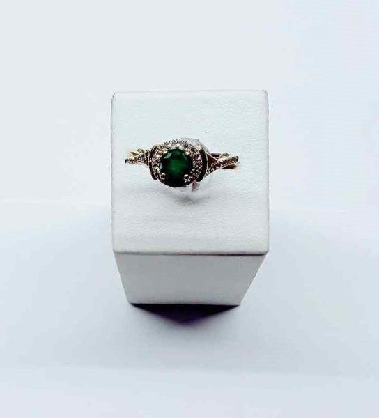 EMERALD & DIAMOND CLUSTER RING Carousel 1