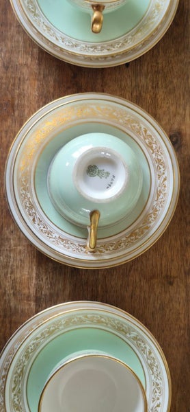 Royal Doulton Bone China Tea Set – Pattern H4987 - Beautiful!64493713325057113