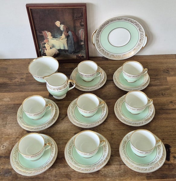 Royal Doulton Bone China Tea Set – Pattern H4987 - Beautiful! Carousel 1