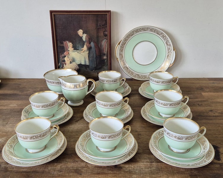 Royal Doulton Bone China Tea Set – Pattern H4987 - Beautiful! Carousel 2