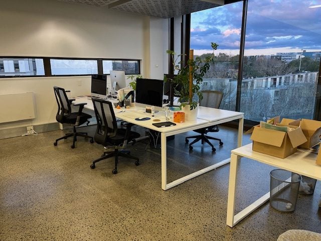 4 person desk system ON by Levira Carousel 1
