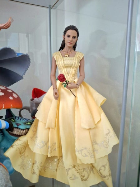 Hot Toys Beauty and The Beast Belle Doll / Figure Carousel 1