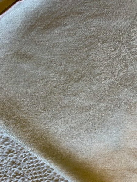 A STUNNING,large, round DAMASK LINEN Tablecloth ! Carousel 2