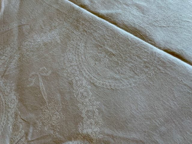 A STUNNING,large, round DAMASK LINEN Tablecloth ! Carousel 5