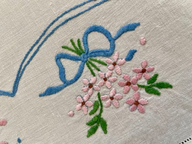 A stunning collector's piece - hand embroidered Vintage Linen Tablecloth ! Carousel 1