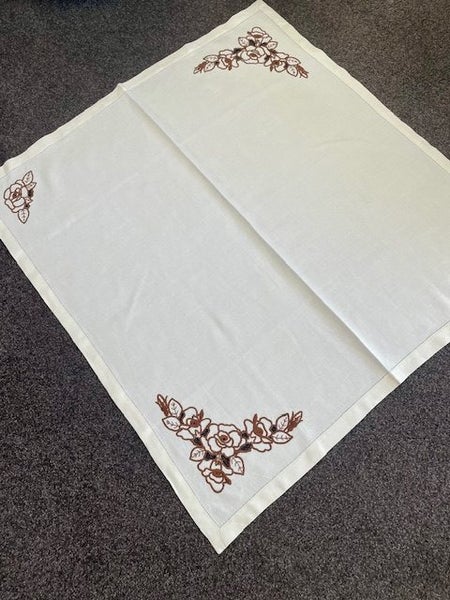 A lovely cutwork & hand embroidered Vintage Linen Tablecloth & 4 serviettes ! Carousel 2