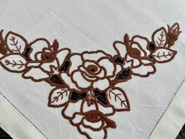 A lovely cutwork & hand embroidered Vintage Linen Tablecloth & 4 serviettes ! Carousel 1