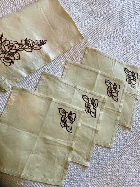 A lovely cutwork & hand embroidered Vintage Linen Tablecloth & 4 serviettes ! Carousel 5
