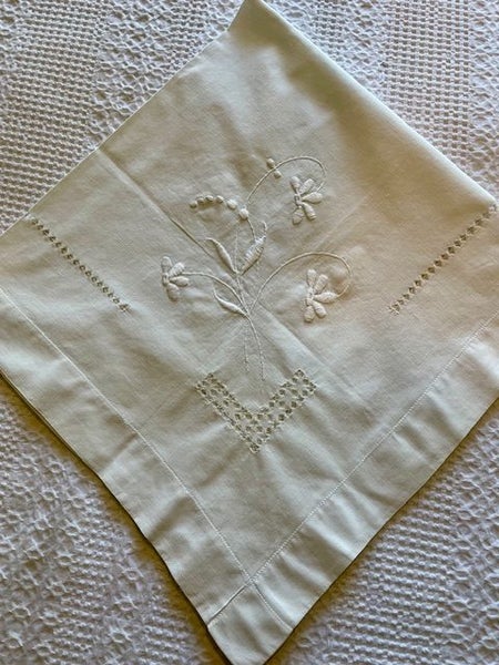 A fabulous white-worked vintage Linen Tablecloth Carousel 1