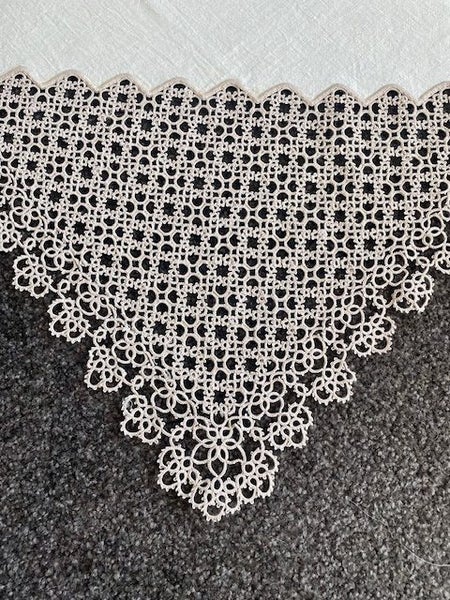 A STUNNING Tatted vintage Linen Tablecloth Carousel 2