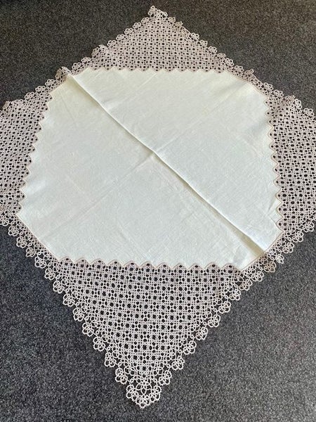 A STUNNING Tatted vintage Linen Tablecloth Carousel 1