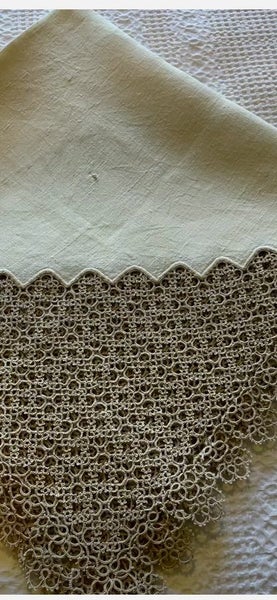 A STUNNING Tatted vintage Linen Tablecloth Carousel 4