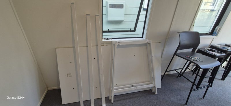 Collab/meeting table with stools and chair Carousel 5