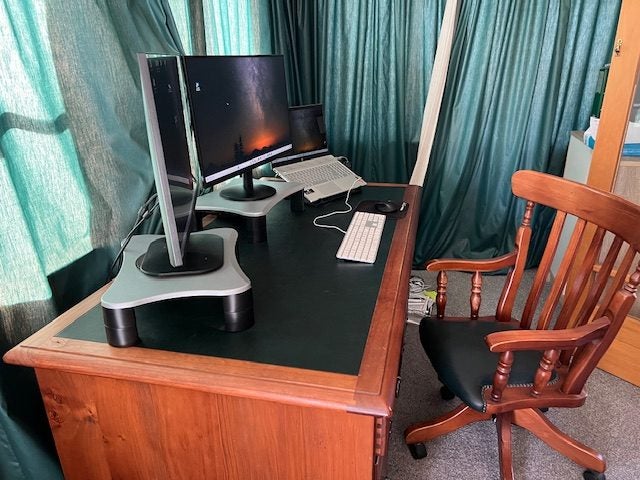 desk and swivel chair Carousel 2