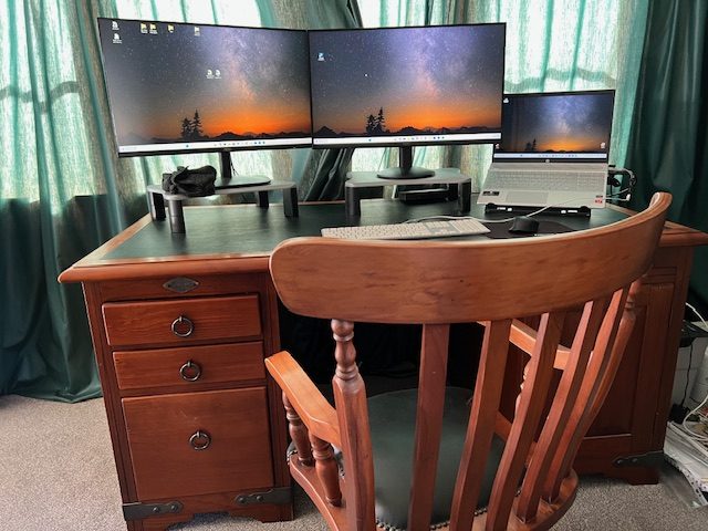 desk and swivel chair Carousel 4