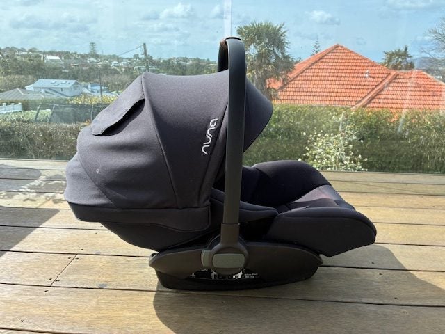 Nuna Arra Next baby car seat and BASE Carousel 1