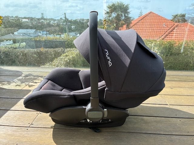 Nuna Arra Next baby car seat and BASE Carousel 2