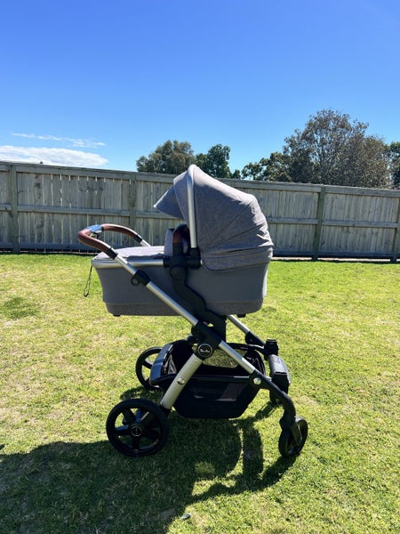 Silver cross wave pram Carousel 1