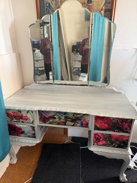 Beautiful silver dressing table Carousel 8