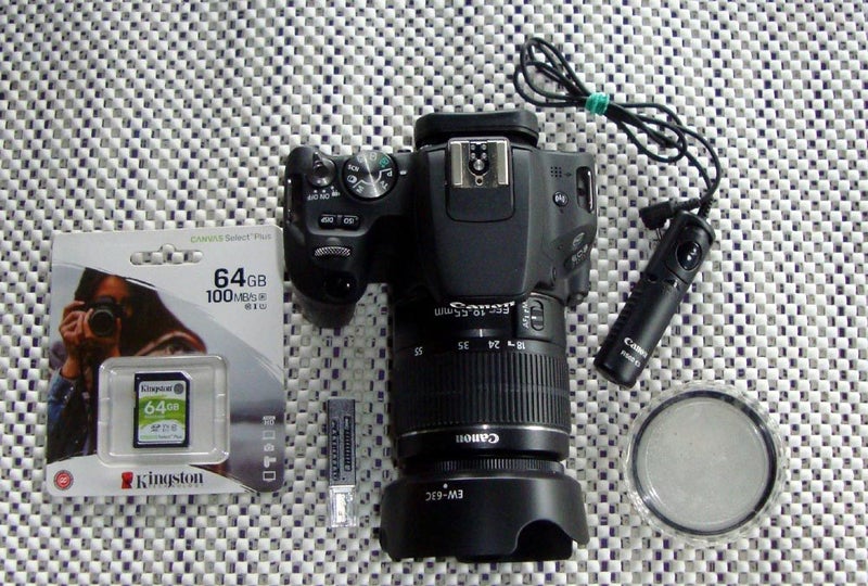 Canon EOS 200D + 18-55mm IS STM Lens *Very Low Shutter Count*63877292139777114