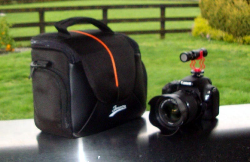 Canon EOS 200D + 18-55mm IS STM Lens *Very Low Shutter Count*63877292139777112