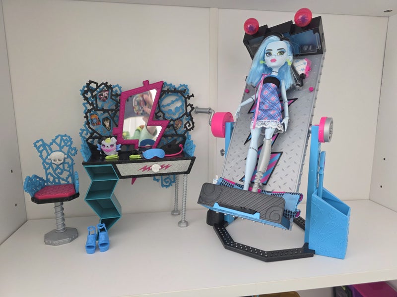 Frankie Stein bed, vanity and buried secrets doll Carousel 2