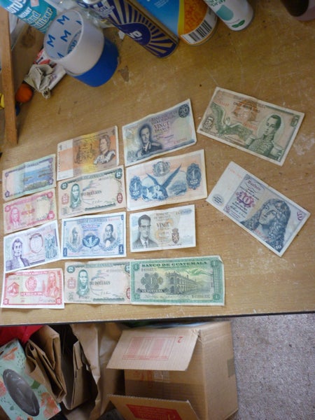 ASSORTED WORLD BANKNOTES X 14 Carousel 5