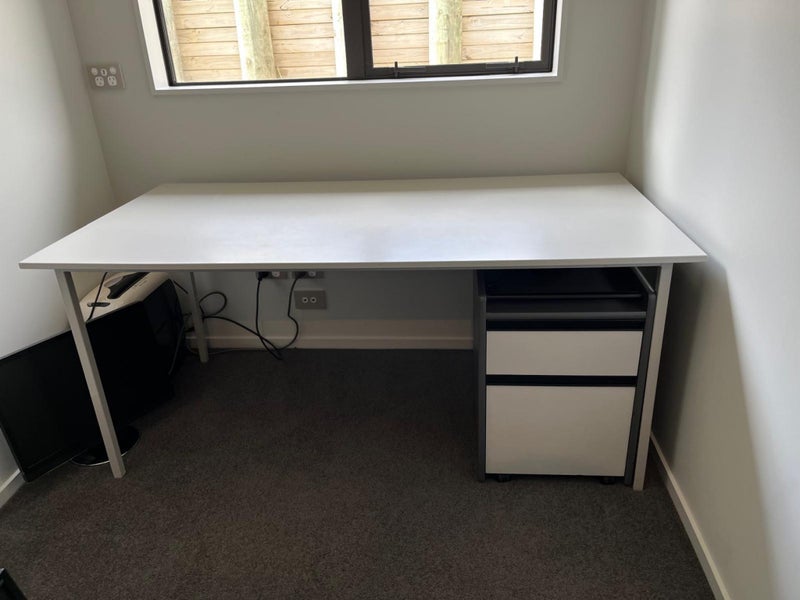 Desk and drawers Carousel 1