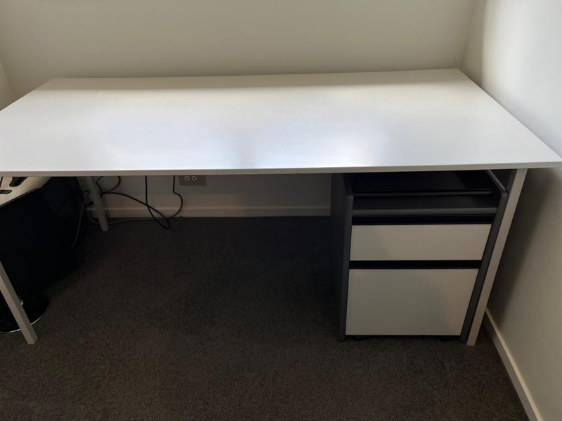 Desk and drawers Carousel 2