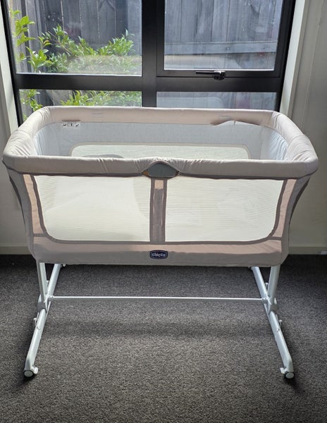 Chicco Next2Me Dream bedside crib. Carousel 1