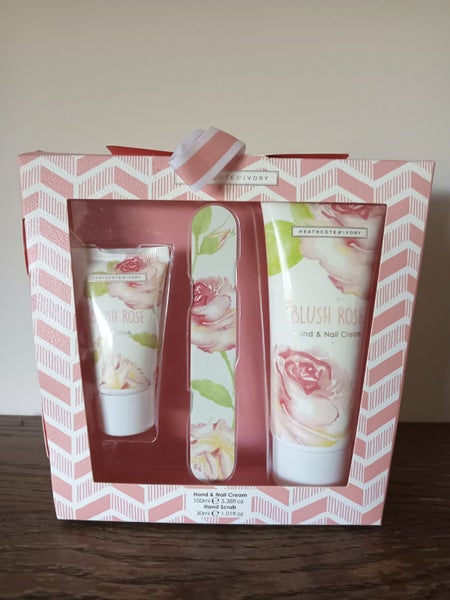 HEATHCOTE & IVORY BLUSH ROSE HAND PREP SET Carousel 1
