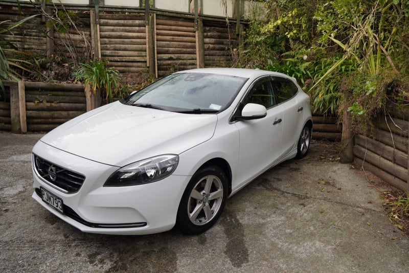 2014 Volvo V4063719615901442113