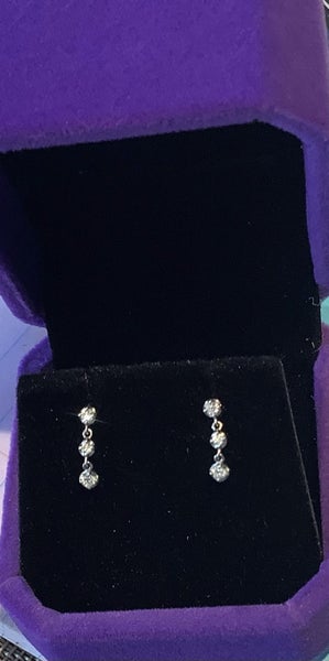 NATURAL DIAMOND AND PLATINUM EARRINGS Carousel 1