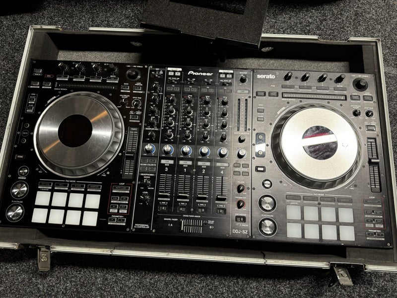 Pioneer DDJ-SZ Digital DJ Controller Carousel 1