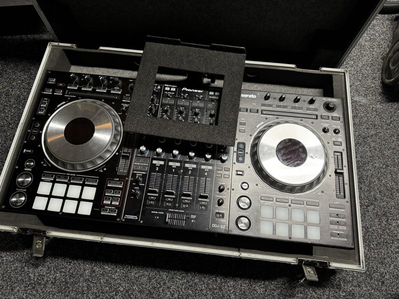 Pioneer DDJ-SZ Digital DJ Controller Carousel 4