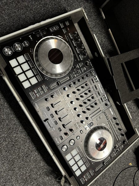 Pioneer DDJ-SZ Digital DJ Controller Carousel 2