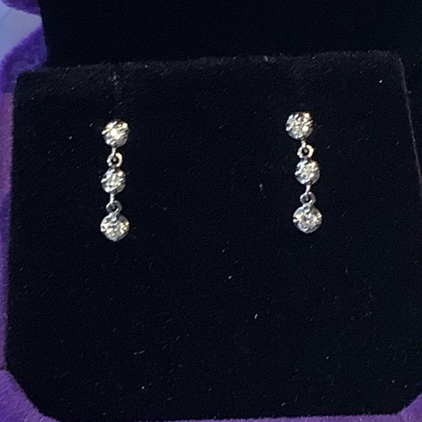 NATURAL DIAMOND AND PLATINUM EARRINGS Carousel 2