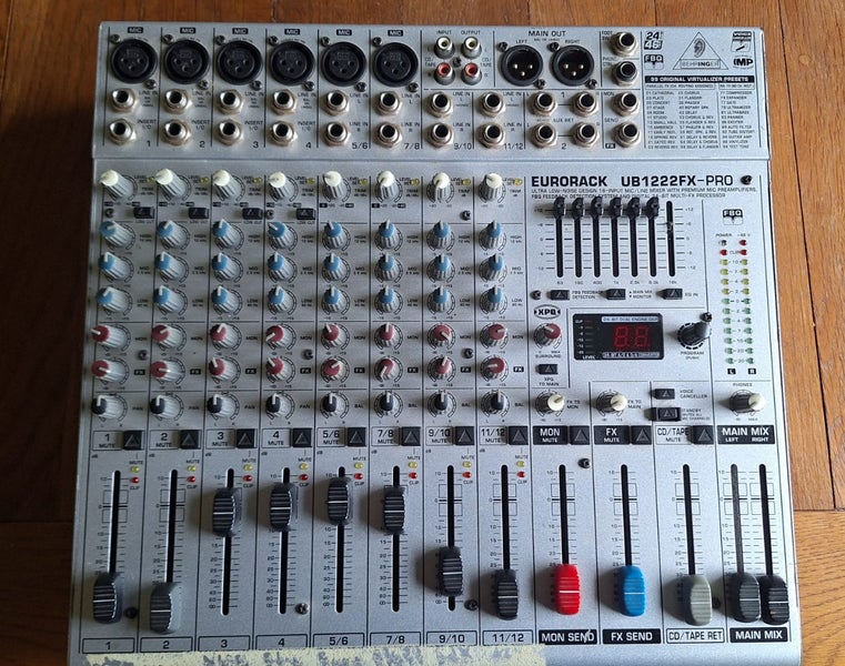 Behringer EURORACK UB1222FX-PRO Second Hand Carousel 1