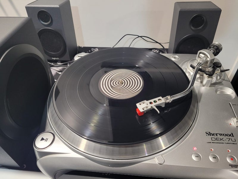 Sherwood DEK - 7U Turntable. New Stylus with Logitec speaker system.63885571633922110