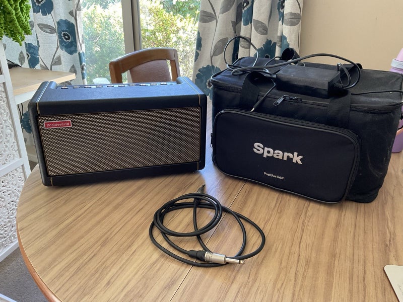 Spark 40 Smart Amp | Built in pedals, live jam, auto cords, tuner and more!63720790861314110