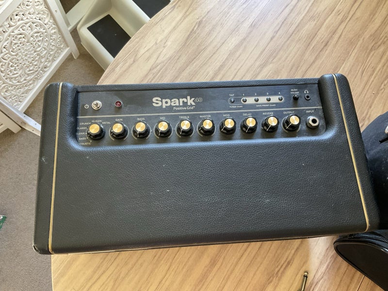 Spark 40 Smart Amp | Built in pedals, live jam, auto cords, tuner and more!63720790861314111