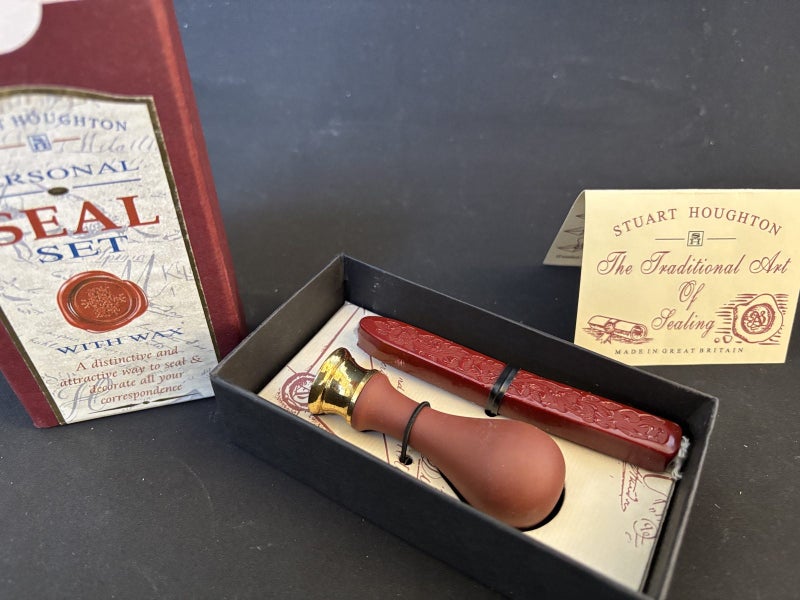 Wax seal “I” or “-“ Carousel 1