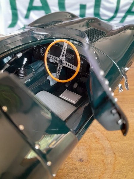Jaguar D-Type - The 'Unicorn' 1:12 scale AUTOart Carousel 8
