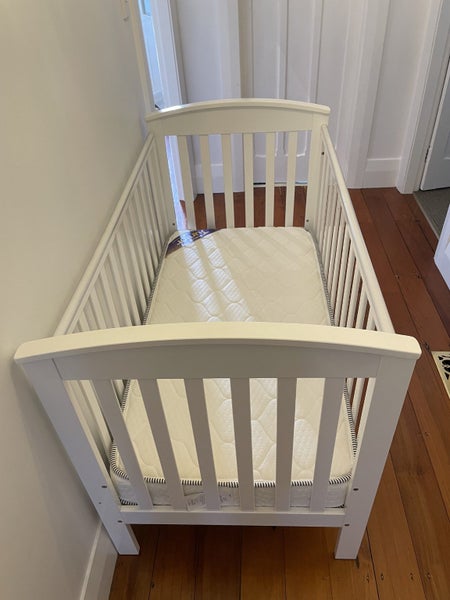 Babyhood cot and sleepyhead mattress Carousel 1