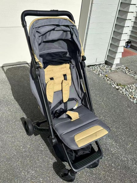 Edward's and Co Otto travel pram with a rain cover and a carryover bag Carousel 1