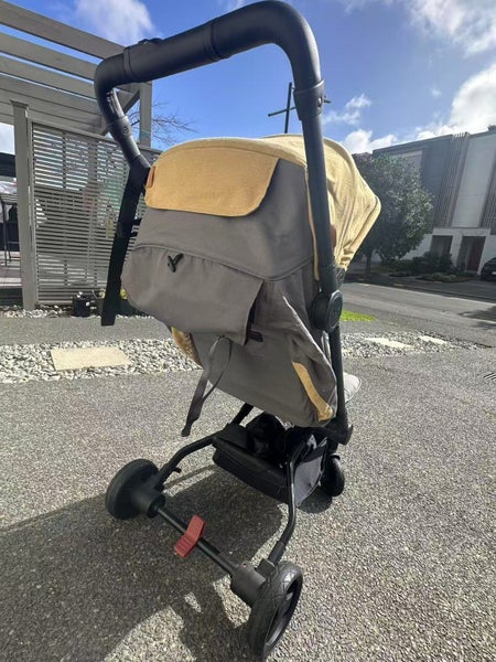 Edward's and Co Otto travel pram with a rain cover and a carryover bag Carousel 6