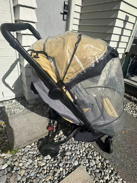 Edward's and Co Otto travel pram with a rain cover and a carryover bag Carousel 2