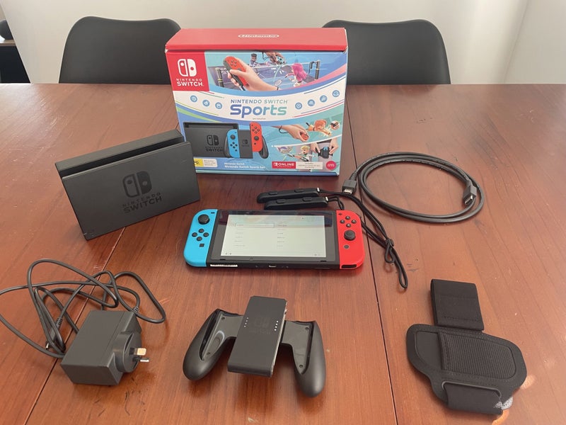 Nintendo Switch + Pokémon Case + Pokémon Scarlet Carousel 1